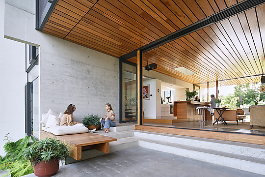 Interior photograph of Riverbank House by Alex Chomicz