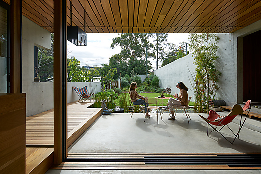 Interior photograph of Riverbank House by Alex Chomicz