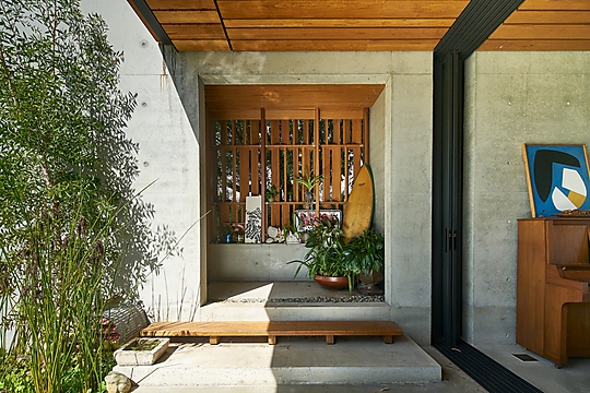 Interior photograph of Riverbank House by Alex Chomicz