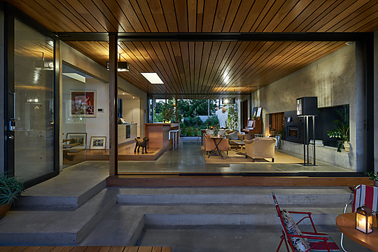 Interior photograph of Riverbank House by Alex Chomicz