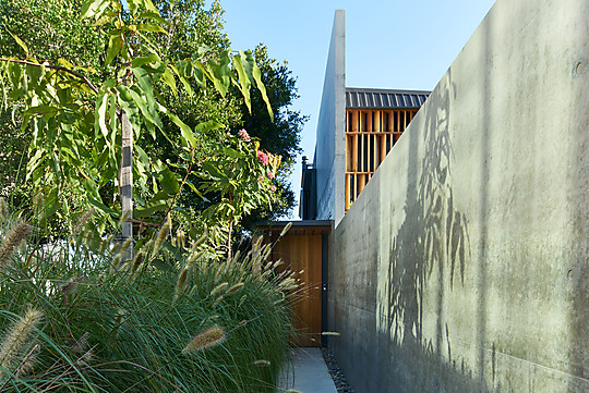 Interior photograph of Riverbank House by Alex Chomicz