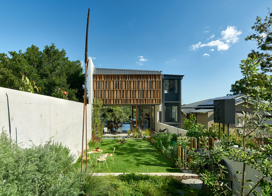 Interior photograph of Riverbank House by Alex Chomicz